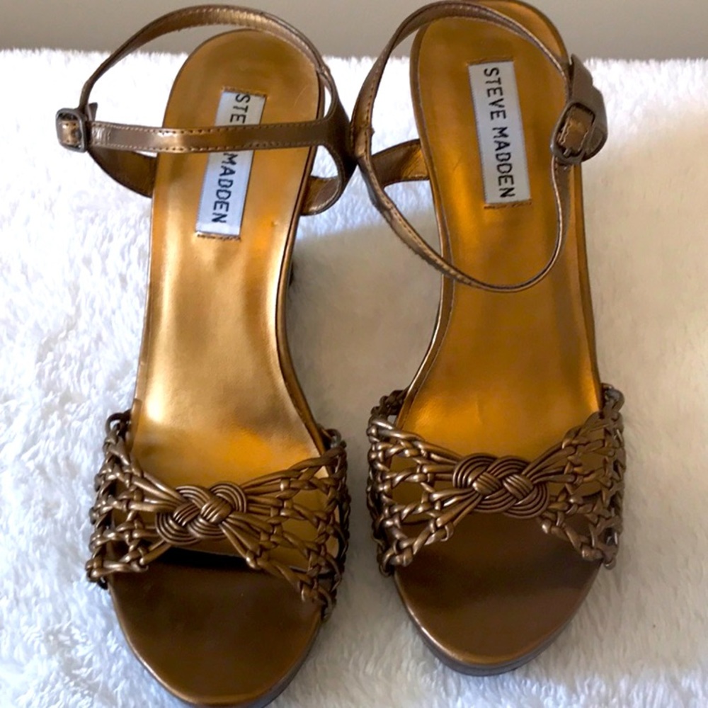 Steve Madden platform wedge chrome sandal. Size 7.